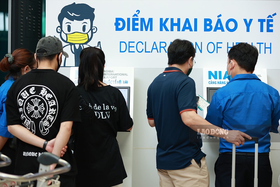 Cảng hàng không Quốc tế Nội Bài bố trí các quầy khai báo y tế điện tử để hành khách thực hiện việc khai báo trực tuyến. Sau khi hoàn tất thủ tục báo y tế trực tuyến, hành khách sẽ nhận được một mã QR xác thực việc hoàn tất thủ tục về khai báo y tế.