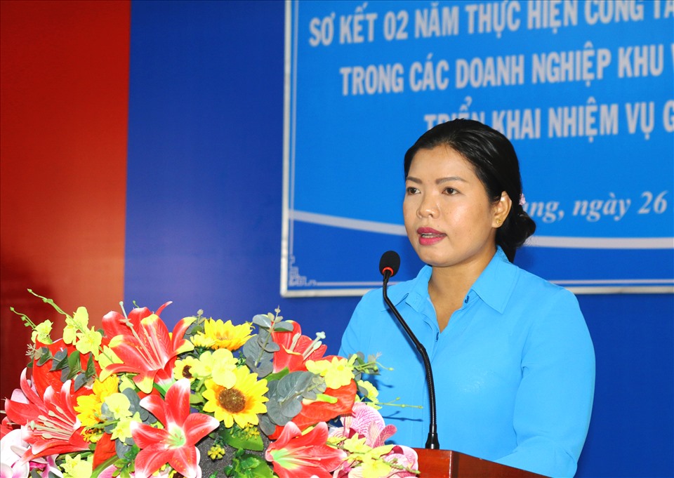 Phó Chủ tịch LĐLĐ tỉnh Kiên Giang Nguyễn Thị Hoàn Xuân báo cáo tại hội nghị. Ảnh: LT