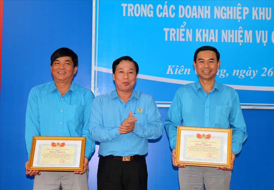 Ông Trần Thanh Việt - Chủ tịch LĐLĐ tỉnh Kiên Giang tặng Bằng khên LĐLĐ tỉnh Kiên Giang cho 2 tập thể đạt thành tích xuất sắc. Ảnh: LT