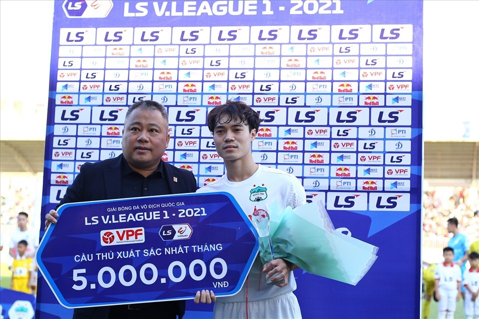 Văn Toàn tiếp tục nhận giải Cầu thủ xuất sắc nhất tháng. Ảnh: Lê Minh