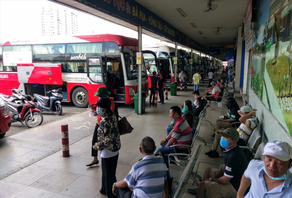 Hành khách chờ lên xe tại bến xe Miền Đông (quận Bình Thạnh, TPHCM).  Ảnh: Minh Quân