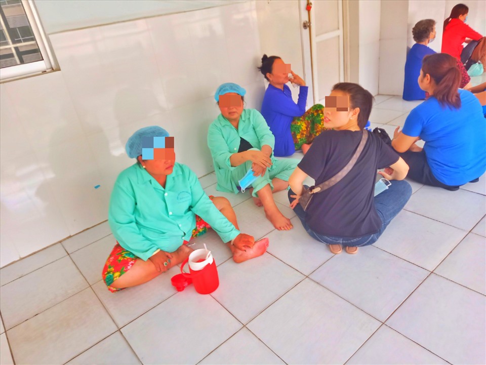 Một số người dân không đeo khẩu trang trong khuôn viên bệnh viện đa khoa tỉnh Hậu Giang. Ảnh: Th.N