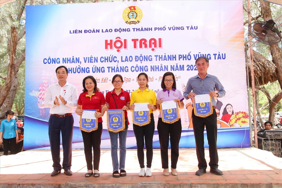 Ông Nguyễn Đức Ý, Chủ tịch LĐLĐ TP Vũng Tàu trao cờ cho các đội đạt giải tại phần thi ẩm thực.