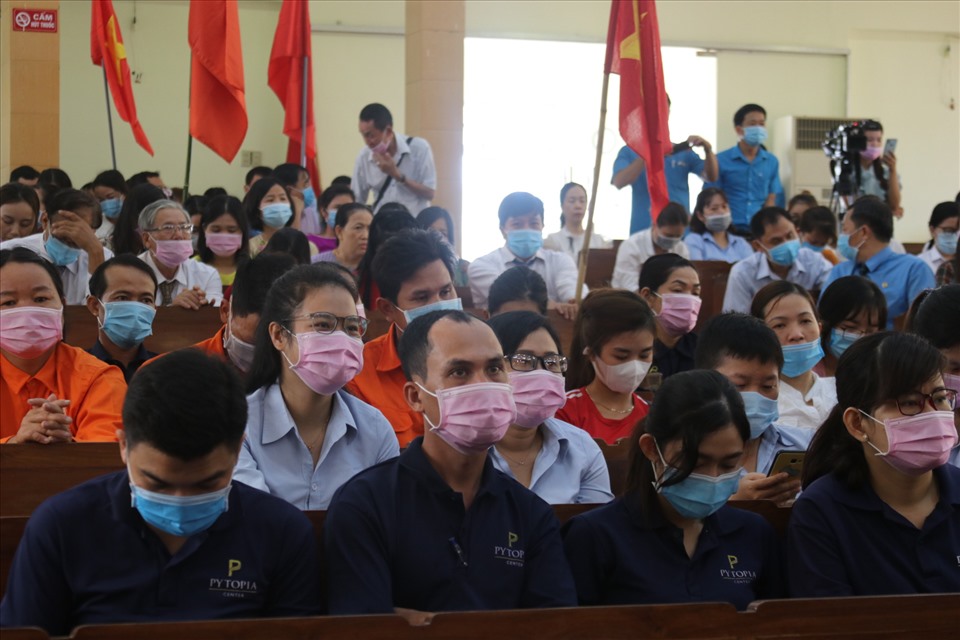 Các đoàn viên tham gia lễ phát động Tháng Công nhân tại Phú Yên đều tuân thủ đeo khẩu trang và sát khuẩn. Ảnh:Phương Linh