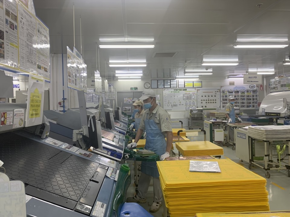 Trong xưởng sản xuất, 100% nhân viên Công ty Meiko thực hiện đeo khẩu trang. Ảnh: NVCC