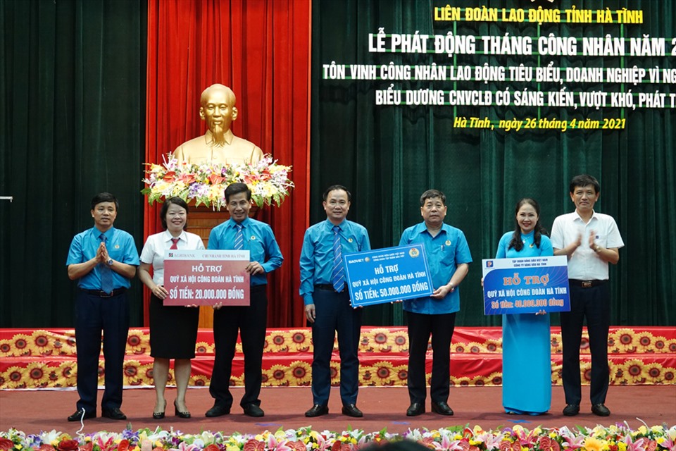 3 doanh nghiệp ủng hộ Quỹ Xã hội Công đoàn LĐLĐ tỉnh Hà Tĩnh để chăm lo cho CNLĐ khó khăn. Ảnh: TT.