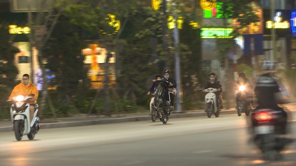 Một nhó thanh , thiếu niên tổ chức đưa xe, bốc đầu lạch lách đánh võng gây nguy hiểm cho người dân tham gia giao thông trên một tuyến đường của thành phố Hạ Long (Quảng Ninh). Ảnh: N. Khánh