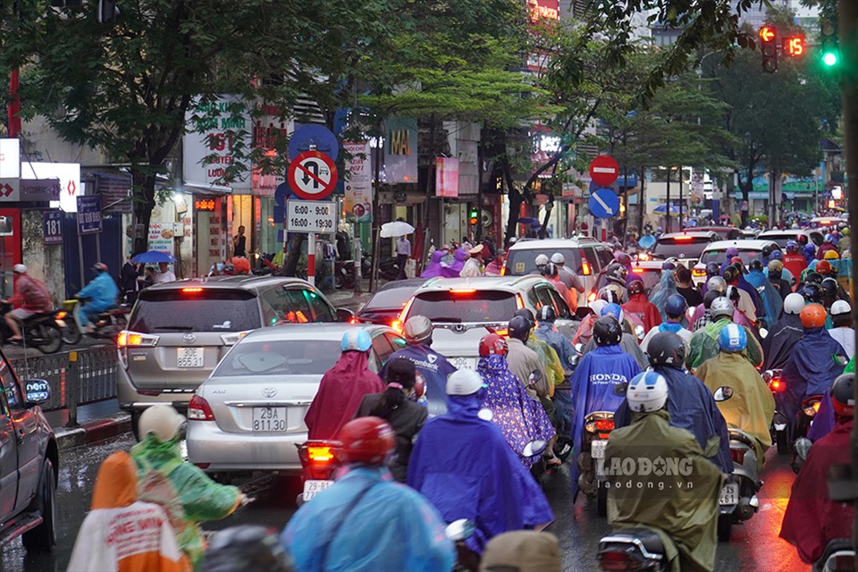 Trên đường Huỳnh Thúc Kháng các phương tiện “nhúc nhích” từng bước một.