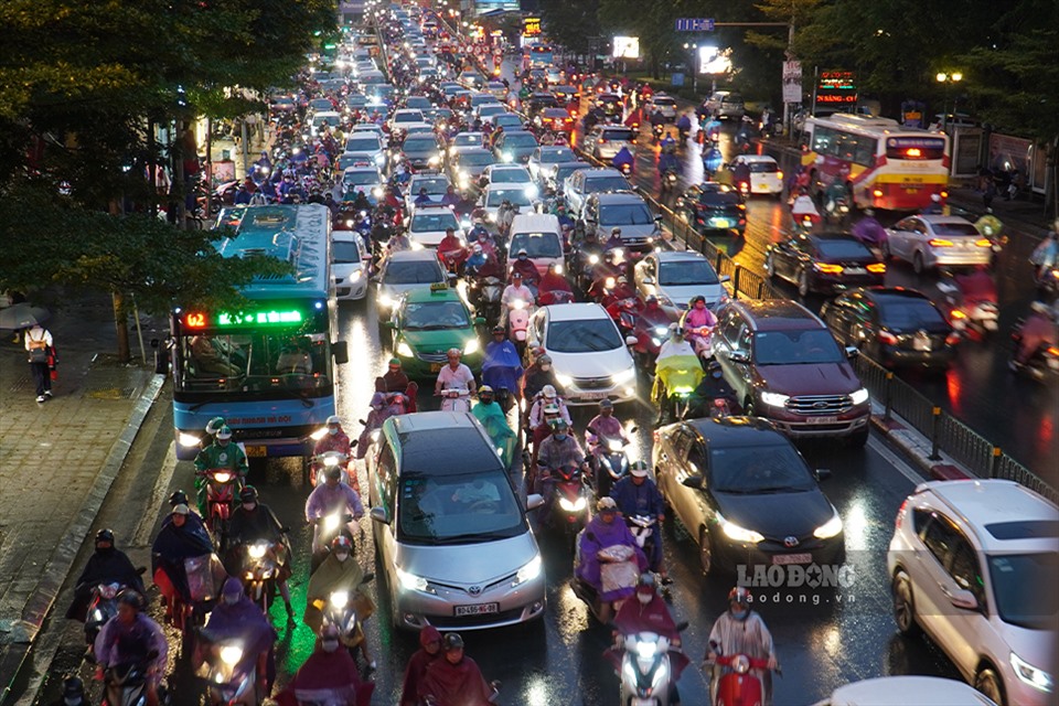 Tình trạng ùn tắc, các phương tiện di chuyển chậm trên tuyến đường Tây Sơn.