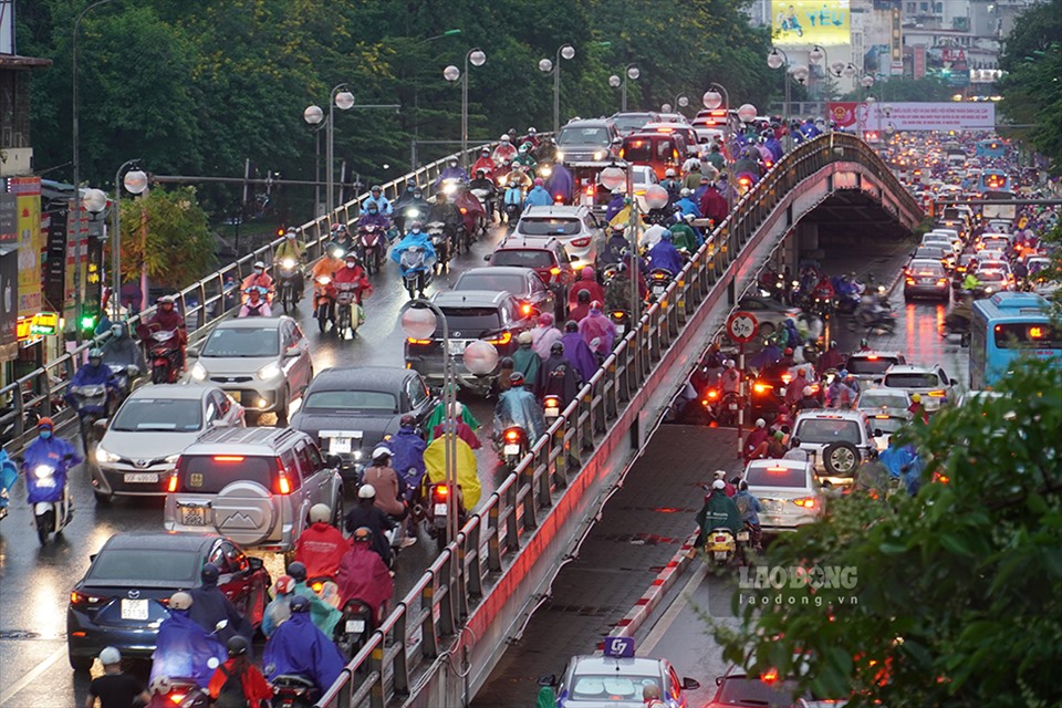 Thời tiết mưa nhỏ diễn ra chiều 26.4 khiến những tuyến đường hàng ngày đã đông đúc phương tiện giao thông nay càng thêm ùn tắc.