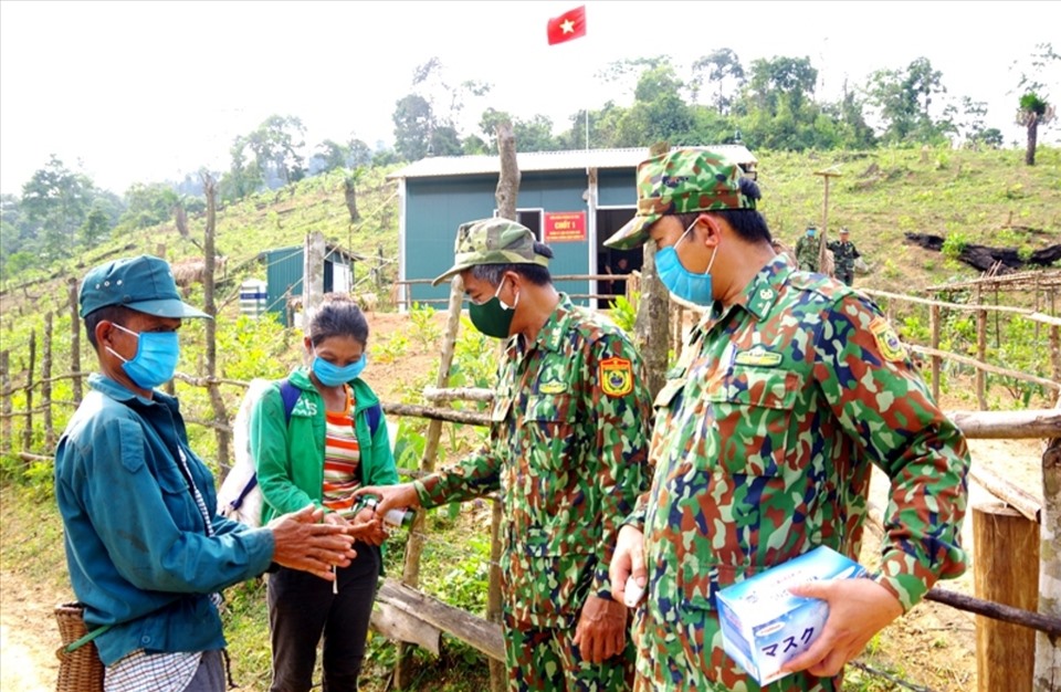 Lực lượng BĐBP Quảng Bình sát khuẩn tay cho người dân vùng biên giới. Ảnh: LPL