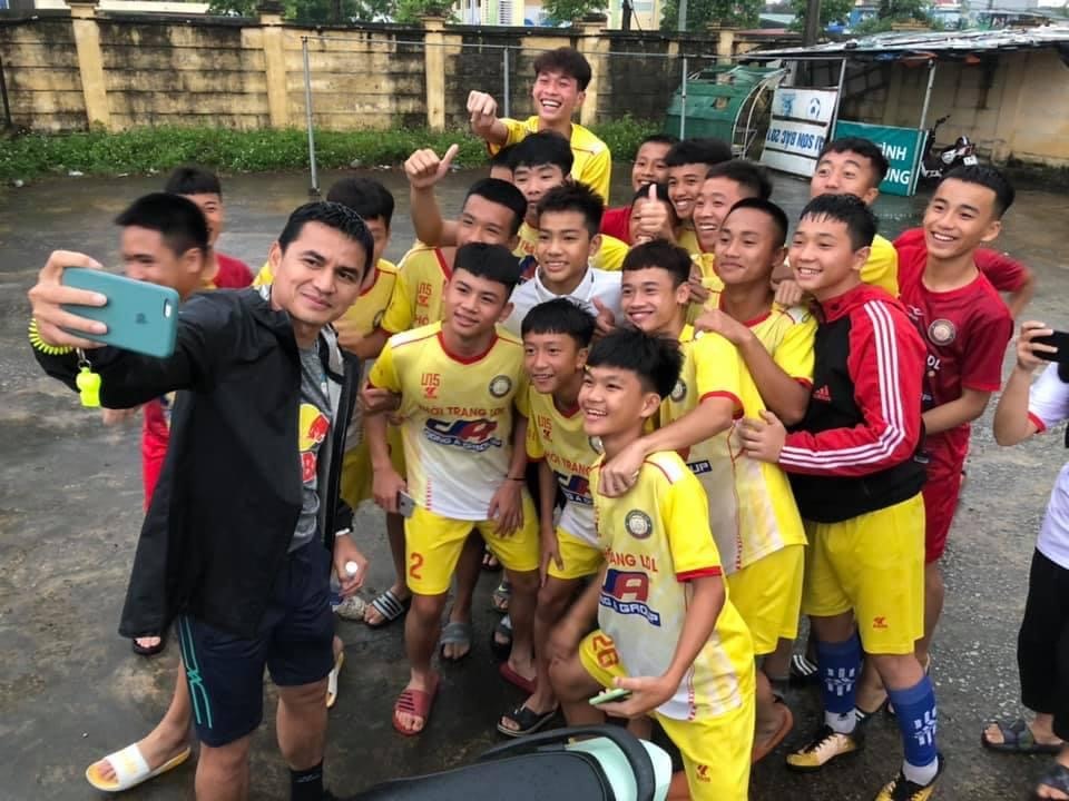 Huấn luyện viên Kiatisak chụp ảnh kỷ niệm cùng các cầu thủ trẻ Thanh Hoá. Ảnh: V.T