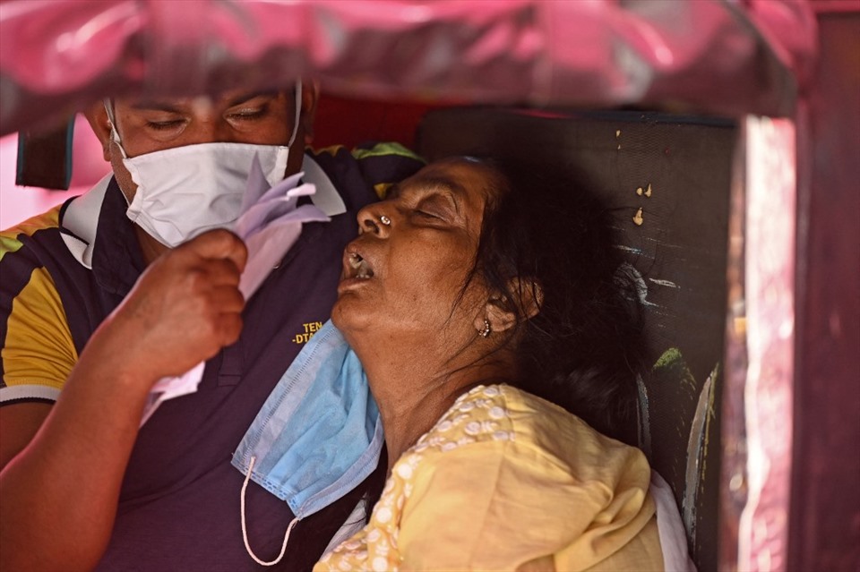 Bệnh nhân COVID-19 ở Ấn Độ chờ để được thở ôxy. Ảnh: AFP