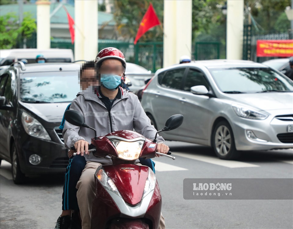 Thậm chí, học sinh này không đeo khẩu trang phòng dịch và không đội mũ bảo hiểm dù cha mẹ học sinh Hà Nội đã ký cam kết về việc thực hiện quy định của pháp luật đảm bảo trật tự an toàn giao thông.
