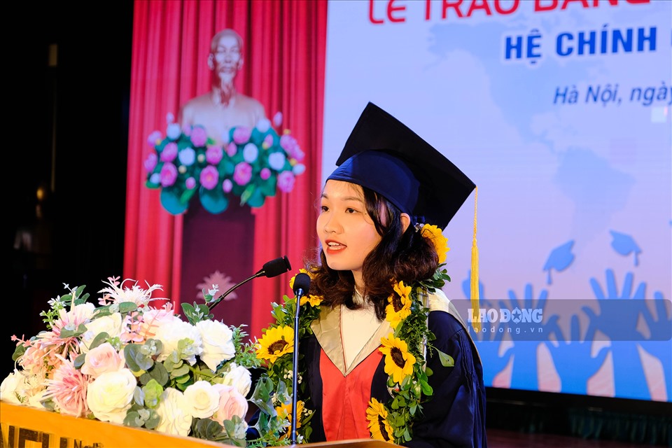 Nguyễn Thị Thùy Dương – thủ khoa xuất sắc chuyên ngành Toán Tài chính khóa 59, Khoa Toán Kinh tế, trường Đại học Kinh tế Quốc dân phát biểu tại lễ trao bằng tốt nghiệp.