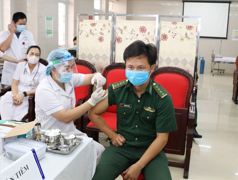 Những trường hợp được tiêm vaccine đầu tiên ở Ninh Bình. Ảnh: NT