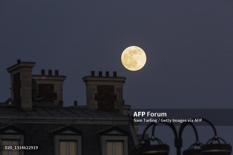 Siêu trăng ở Paris, Pháp. Ảnh: AFP