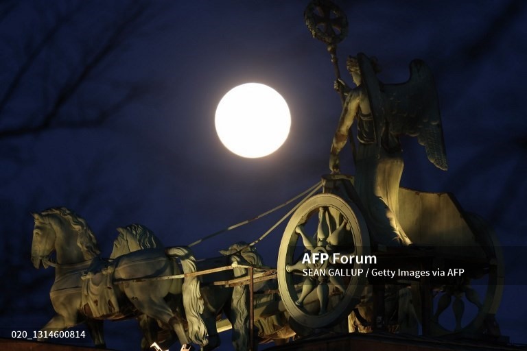 Siêu trăng tỏa sáng sau bức tượng Quadriga trên Cổng Brandenburg tại Berlin, Đức. Ảnh: AFP