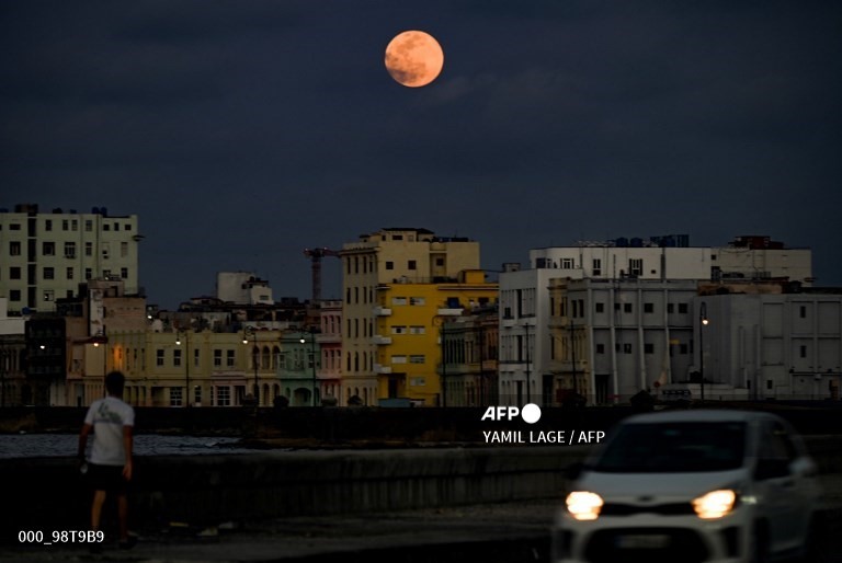 Siêu trăng hồng đầy đủ mọc trên Havana, Cuba. Ảnh: AFP