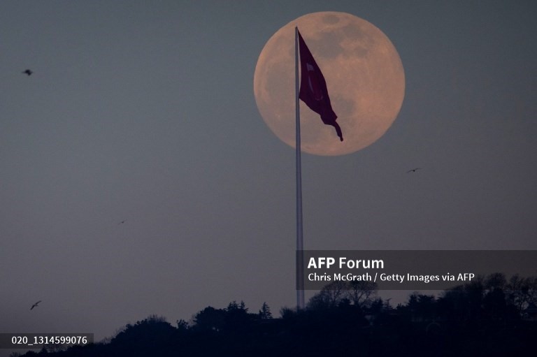 Siêu trăng gần như tròn đầy màu hồng mọc trên Istanbul, Thổ Nhĩ Kỳ. Ảnh: AFP