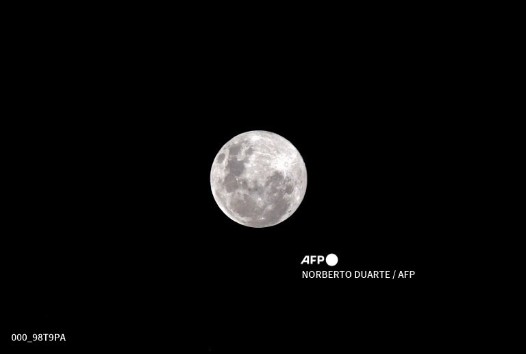 Siêu trăng trên bầu trời Indonesia. Ảnh: AFP