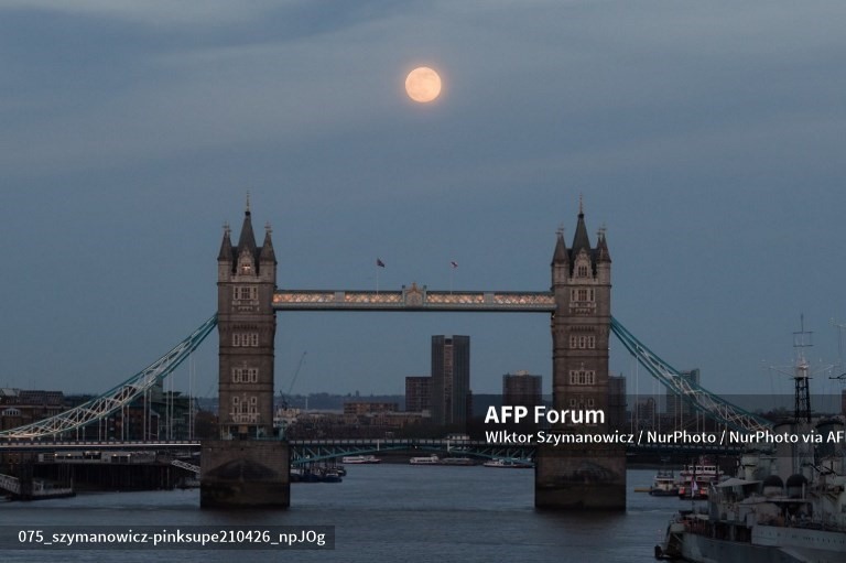 Siêu trăng ở Luân Đôn, Anh. Ảnh: AFP