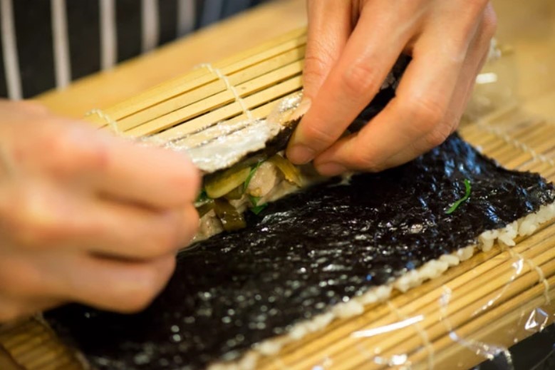 Cuộc Kimbap thật chắc tay sẽ giúp món ăn ngon hơn. Ảnh nguồn: Xinhua