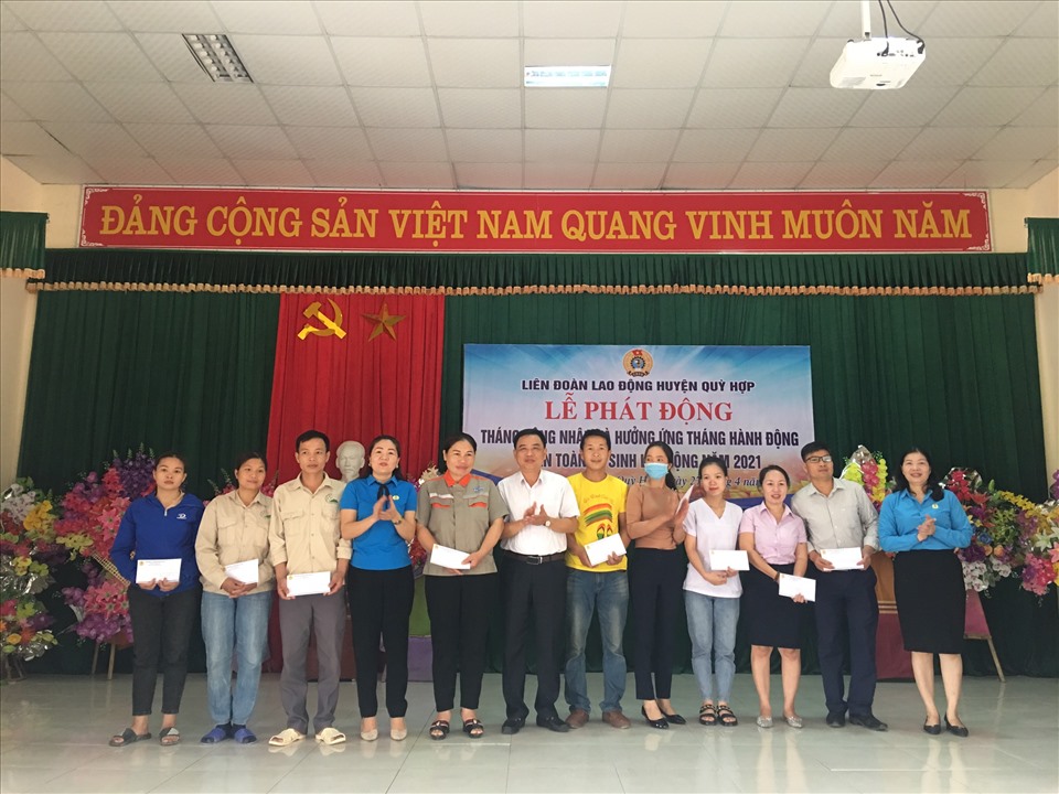 Lãnh đạo LĐLĐ tỉnh Nghệ An và huyện Quỳ Hợp trao quà cho CNLĐ có hoàn cảnh khó khăn. Ảnh: Nguyễn Hương