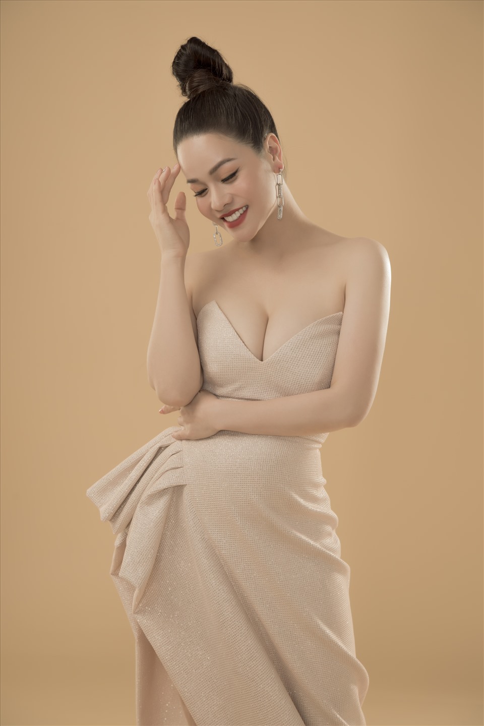 Có thể nói cô chính là một trong những ca sĩ - diễn viên xinh đẹp, tài năng của showbiz Việt được nhiều người mến mộ.Những bộ đầm dạ hội các người đẹp mặc có chất liệu lụa và gấm nhập Hàn Quốc.