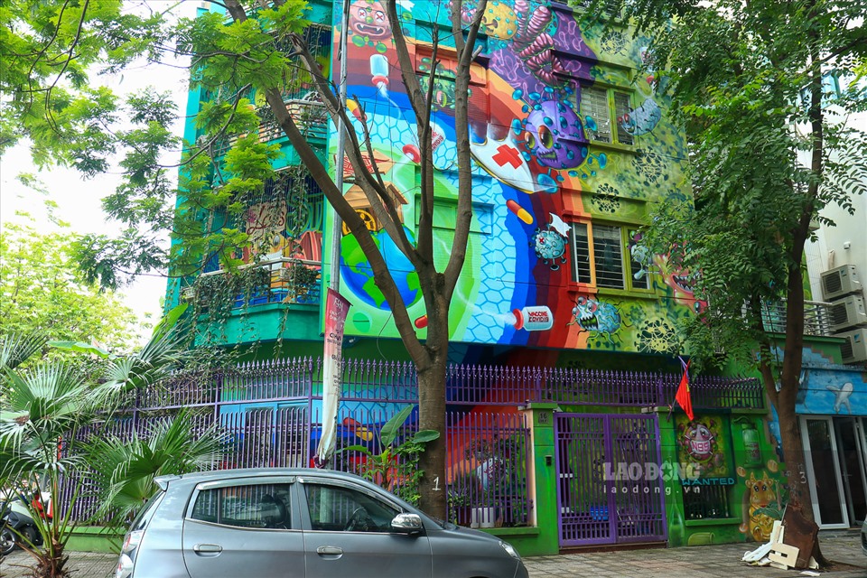 Tác phẩm tuyên truyền độc đáo phòng chống COVID-19 này được nghệ sĩ graffiti Lê Long thực hiện trong 1 tháng bằng sơn xịt phủ kín căn biệt thự có diện tích 300m2 tại Khu đô thị Văn Phú (Hà Đông, Hà Nội).