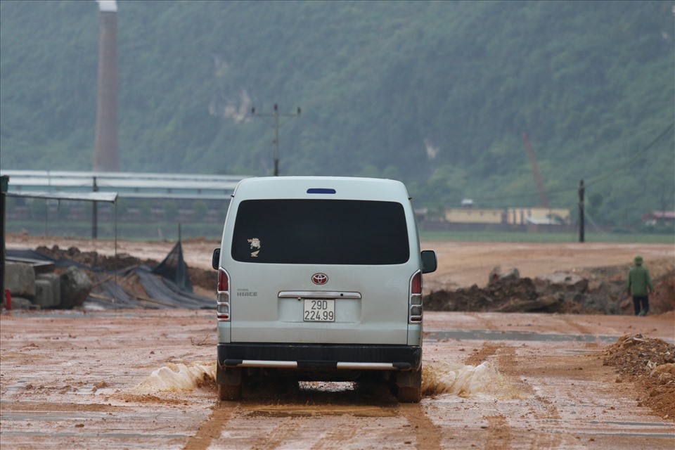 Qua phản ánh của người dân sinh sống tại đây, ngày 26.4, PV có mặt tại tuyến đường tỉnh lộ 438 đoạn qua xã Khoan Dụ, Yên Bồng, huyện Lạc Thủy, tỉnh Hòa Bình.