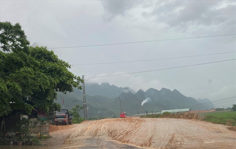 Dự án nâng 7km tuyến đê kết hợp giao thông nằm dọc theo sông Bôi đoạn qua xã Khoan Dụ, Yên Bồng của huyện Lạc Thủy.