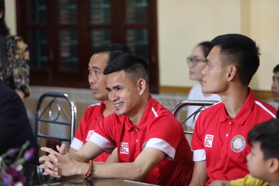 Về phía câu lạc bộ Thanh Hoá, đội trưởng Minh Tùng cùng cựu binh Hoàng Đình Tùng cũng có mặt tại buổi gặp mặt này. Sự xuất hiện của hai cầu thủ này đã mang đến niềm vui cho các em nhỏ tại làng trẻ em SOS Thanh Hoá. Ảnh: S.T