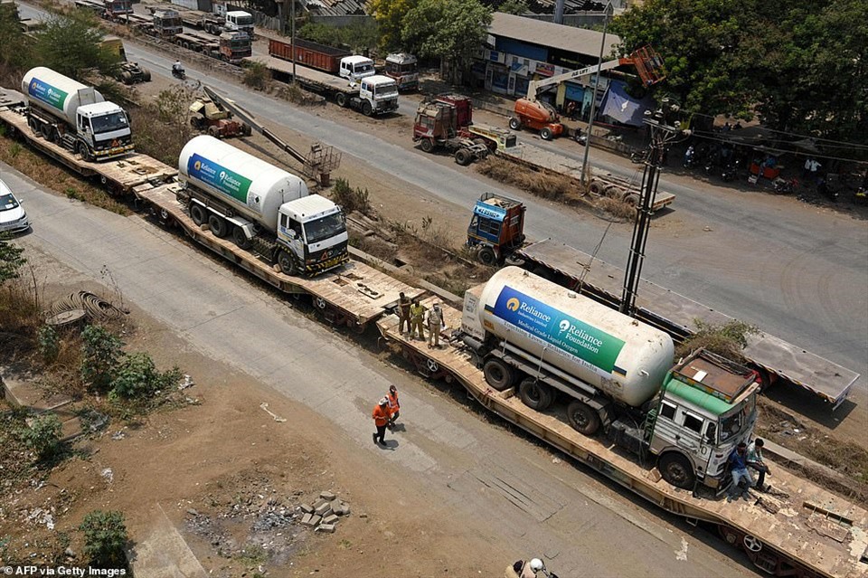 Tàu chở ôxy đến New Delhi. Ảnh: AFP