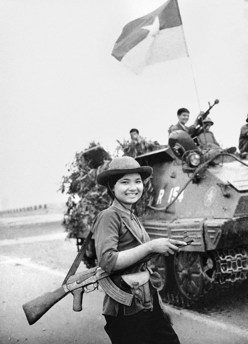 Nữ biệt động dẫn đường cho quân giải phóng tiến đánh Sài Gòn. Ảnh tư liệu của Ngọc Đản - Việt Nam Thông tấn xã.