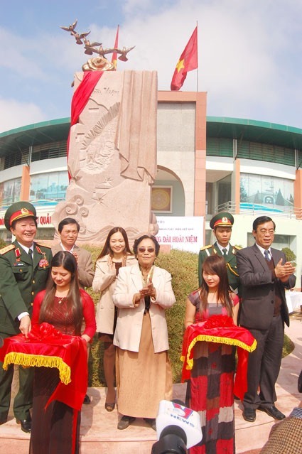 Tướng Hiệu và Nguyên Phó Chủ tịch nước Nguyễn Thị Bình tại tượng đài Hoài Niệm - Quảng Trị. Ảnh: NVCC