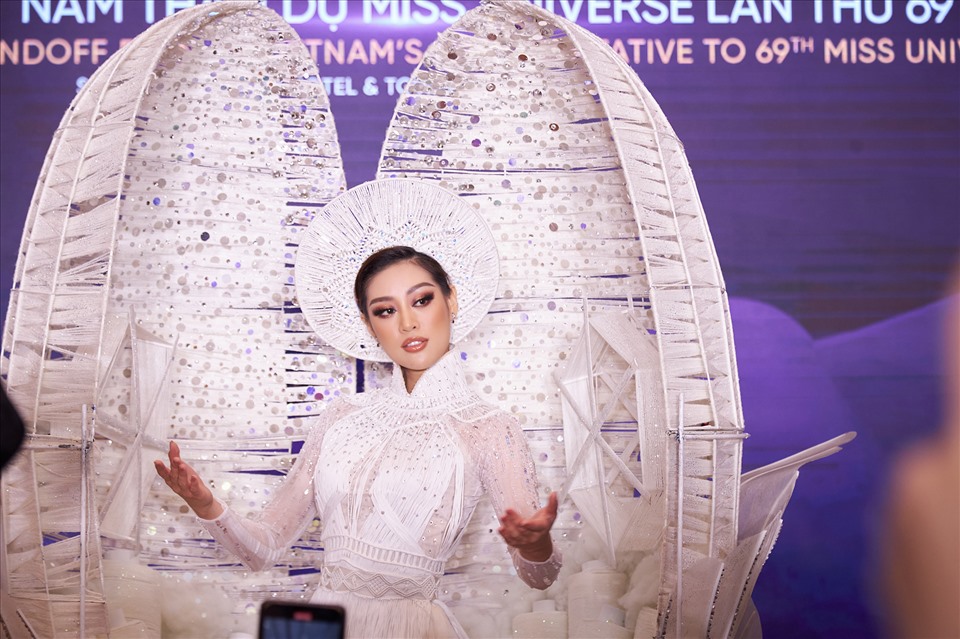 Trong buổi giao lưu, Khánh Vân chính thức công bố bộ trang phục “Kén em” sẽ là trang phục dân tộc cô lựa chọn để dự thi Miss Universe. Ảnh: MUVN