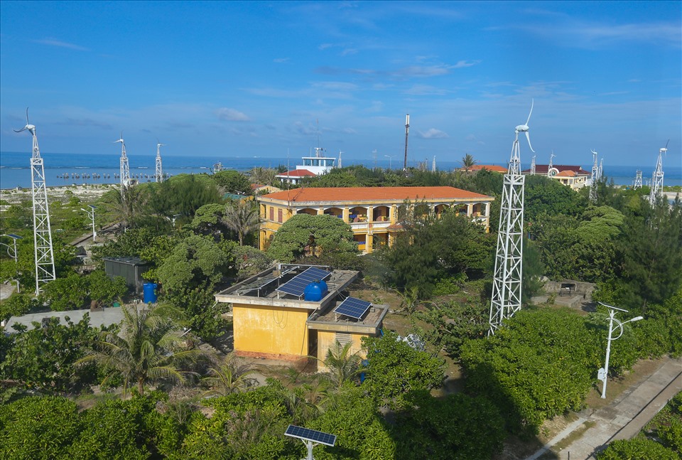 Xã đảo Sinh Tồn có hệ thống điện gió, điện năng lượng mặt trời phục vụ cuộc sống của quân dân trên đảo.