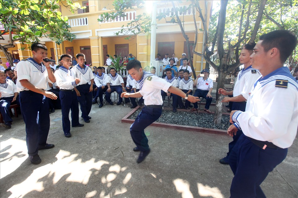 Lính đảo sinh hoạt văn nghệ, nhảy hit hop giao lưu với Đoàn công tác Tàu Trường Sa 571.