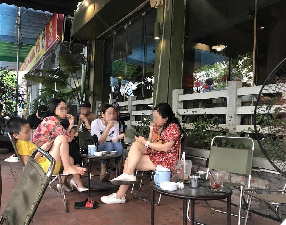Ở một quán cafe tại tp.Hà Nội, nhiều khách hàng ngồi thành từng nhóm, vô tư trò chuyện không có biện pháp nào tuân thủ thông điệp 5K. Ảnh: Kim Nhung