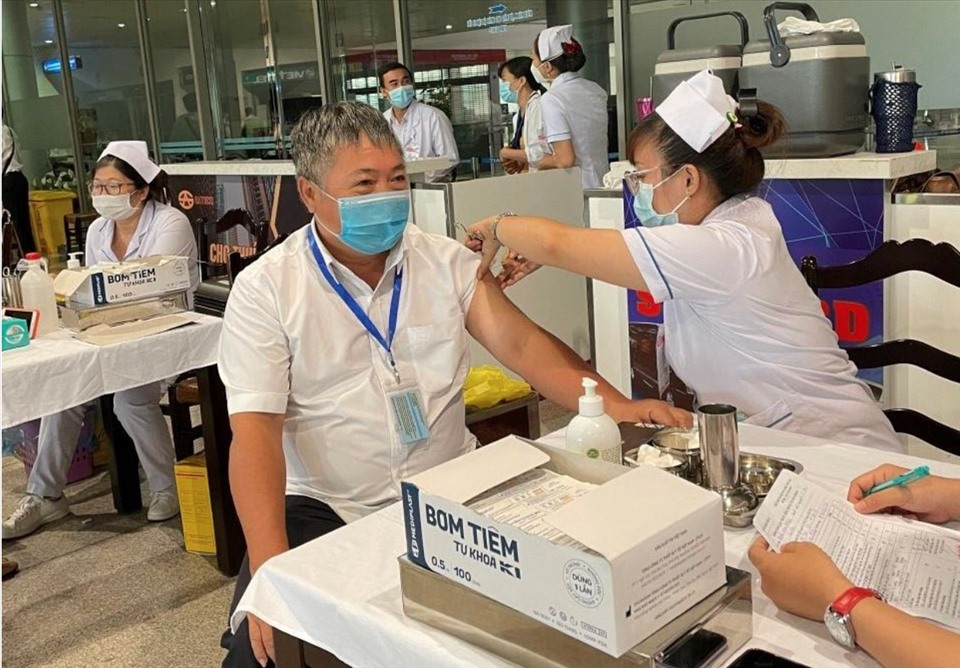 Nhân viên sân bay Tân Sơn Nhất được tiêm vaccine phòng COVID-19. Ảnh: ACV.