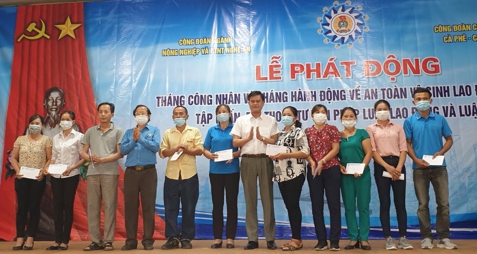 Lãnh đạo Công đoàn ngành Nông nghiệp và PTNT Nghệ An và Công ty TNHH MTV Cao su- Cà phê Nghệ An trao quà cho công nhân. Ảnh: QĐ