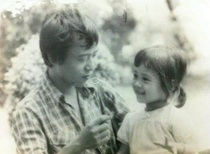 Nhà thơ Hoàng Nhuận Cầm và con gái đầu lòng Thư Trang, năm 1985. Ảnh tư liệu gia đình