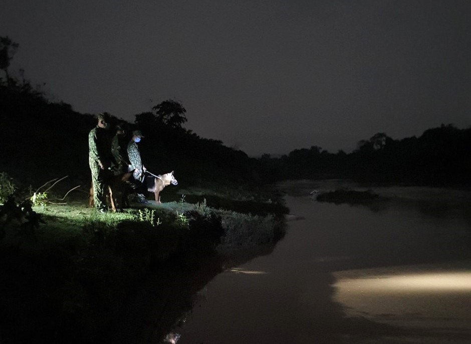 Đội trinh sát Đặc nhiệm Biên phòng tỉnh Quảng Trị tham gia tuần tra, kiểm soát dọc sông Sê Pôn (khu vực biên giới) vào ban đêm. Lần đầu tiên, chó nghiệp vụ được tăng cường vào đội hình tham gia tuần tra.