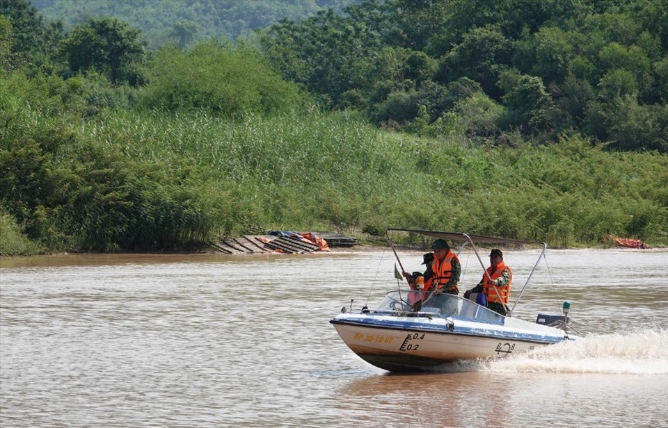 Sông SêPôn vào mùa này cạn nước, dòng sông thu hẹp, dễ qua lại nên vào ban ngày, lực lượng biên phòng Quảng Trị tổ chức tuần tra trên sông.