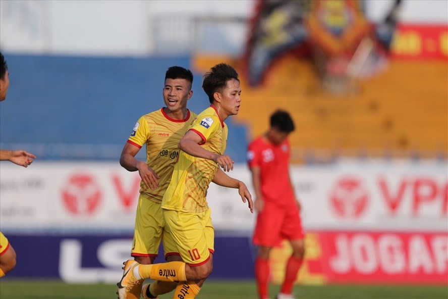 Lê Minh Bình, Đinh Thanh Bình, 2 trong số 11 cầu thủ Hoàng Anh Gia Lai đang thi đấu cho đội Công an Nhân dân theo dạng cho mượn. Ảnh: Anh Duy.