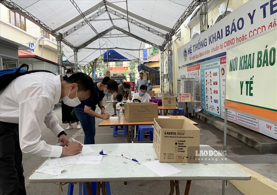 Tại Bệnh viện Đa khoa Xanh - Pôn (quận Ba Đình, Hà Nội), người dân tiến hành khai báo y tế tại lối vào gửi xe.