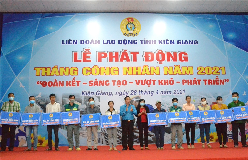 Đại diện lãnh đạo tỉnh Kiên Giang và LĐLĐ tỉnh Kiên Giang trao hỗ trợ Mái ấm Công đoàn cho đoàn viên có hoàn cảnh khó khăn nhà ở. Ảnh: Lục Tùng