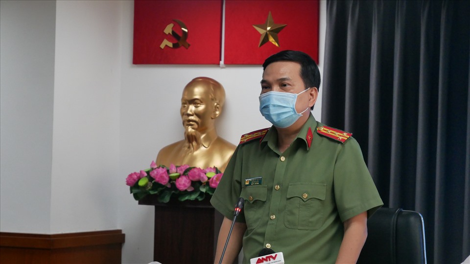 Đại tá Nguyễn Sỹ Quang tại buổi họp báo. Anh: Anh Tú