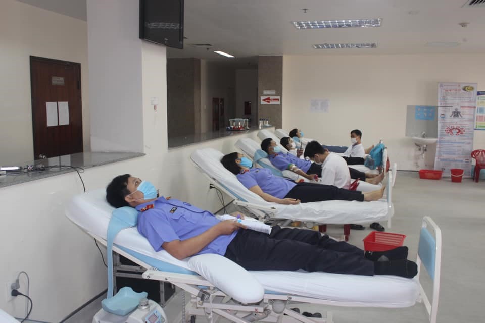 Đoàn viên Công đoàn Viên chức Thừa Thiên Huế vừa tham gia hiến máu vừa đảm bảo khoảng cách an toàn phòng dịch. Ảnh: CĐ.